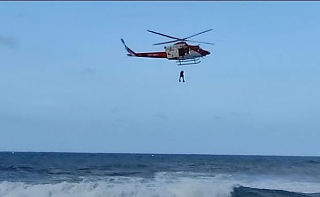 Helicóptero de rescate. durante la maniobra este martes. 
