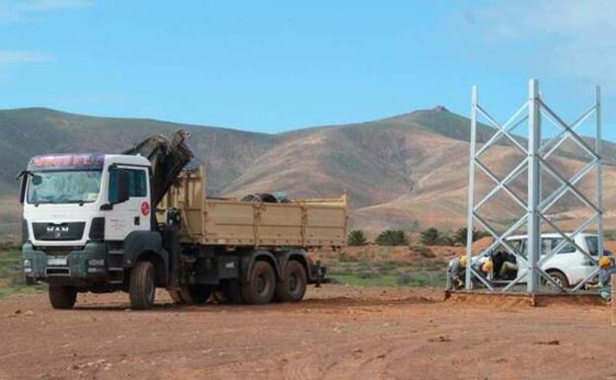 Instalación de la nueva línea a 132 kilovoltios en Antigua, antes de la paralización judicial en 2018 que ratificó el Tribunal Supremo en 2019. 