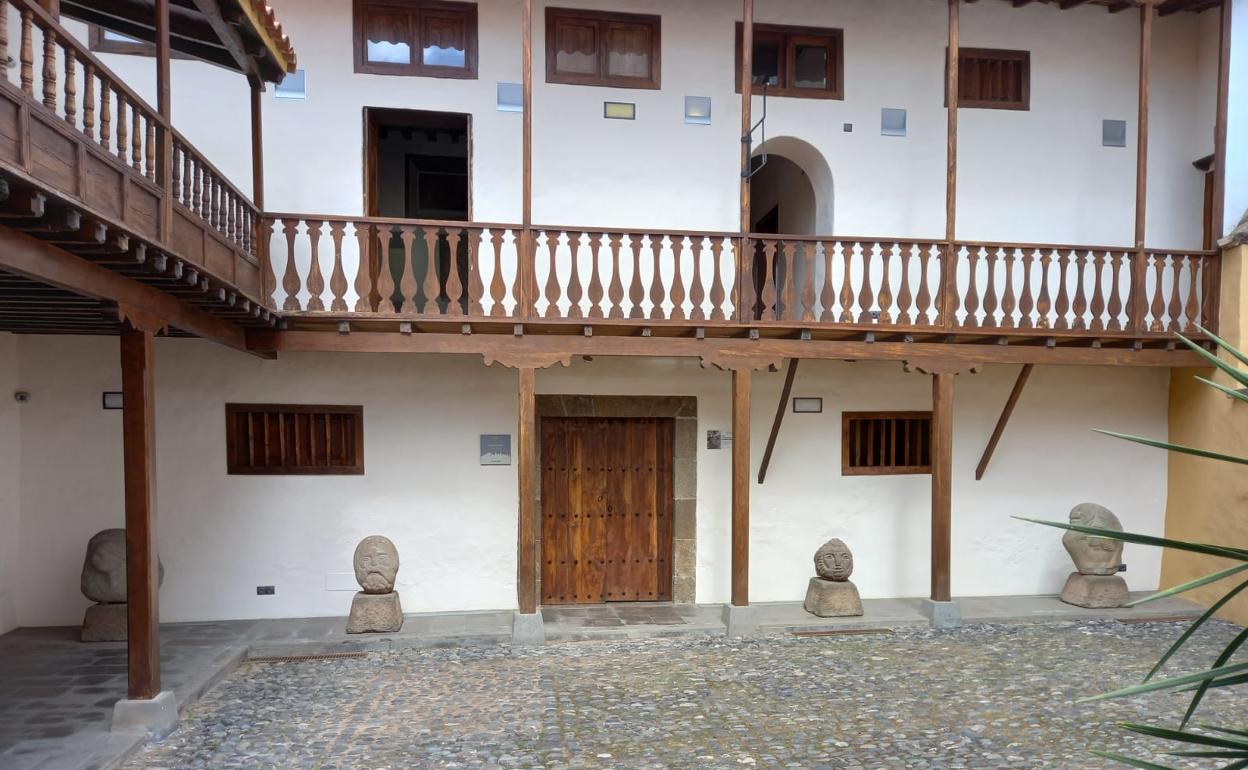Esculturas obra de Juan Borges Linares, expuesta en el patio central del Museo Agáldar. 