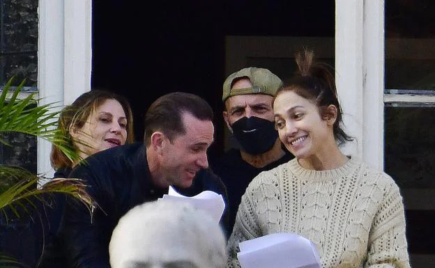 Joseph Fiennes y Jennifer López ensayan una escena en el balcón del Gabinete Literario, con la directora Niki Caro dettrás. 
