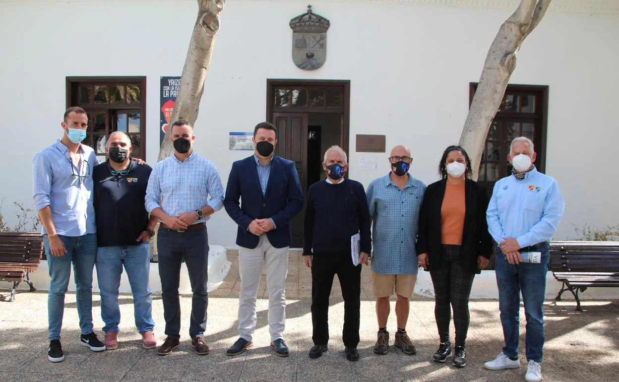 Participantes del encuentro para que el campeonato de fotos submarinas en Canarias se haga en Playa Blanca. 