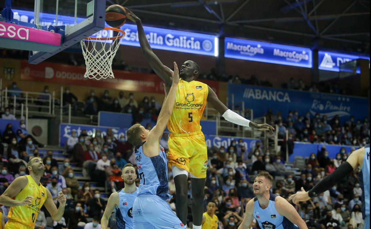 Ilimane Diop machaca en el partido ante el Breogán. 