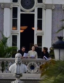 Imagen secundaria 2 - Jennifer López, en el Gabinete Literario, con parte del equipo de 'The Mother'. 