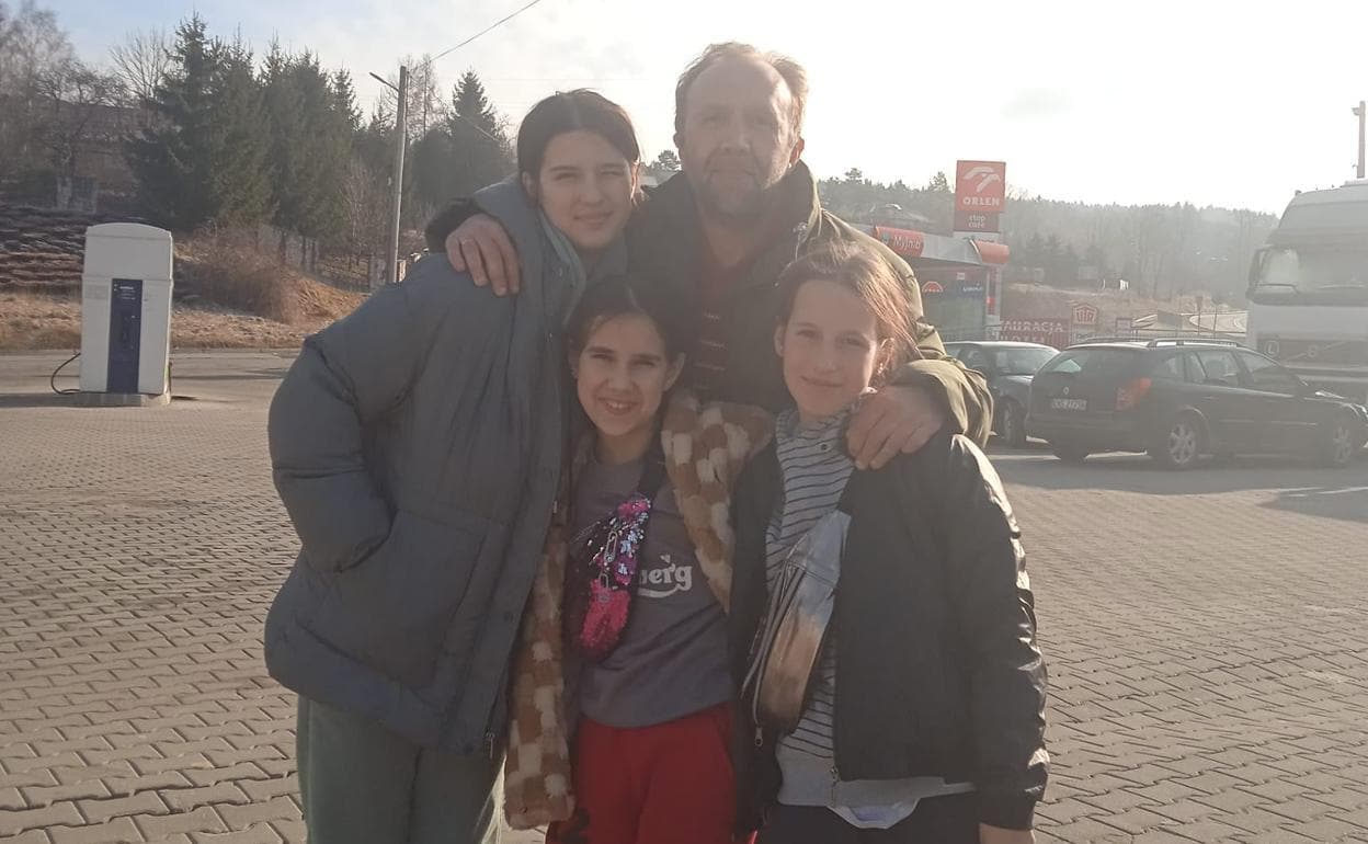 Juan Luis Escobar con las tres niñas ucranianas.