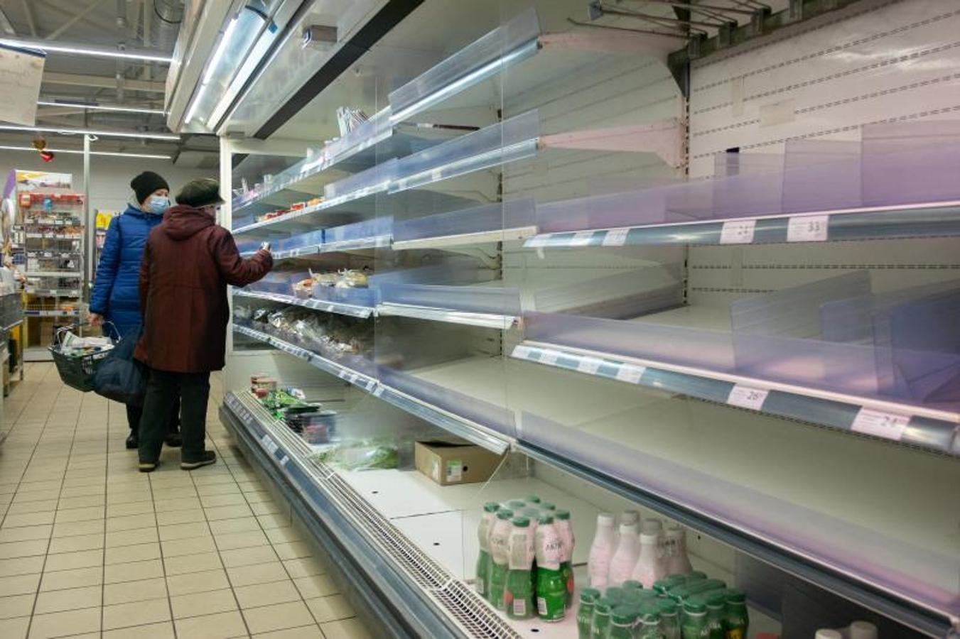 Estanterias vacias en un supermercado de Kiev. 
