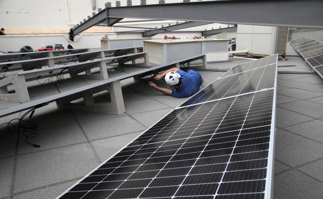 Instalación y enganche de placas solares en el techado del edificio en Arrecife de la Cámara de Comercio de Lanzarote y La Graciosa. 