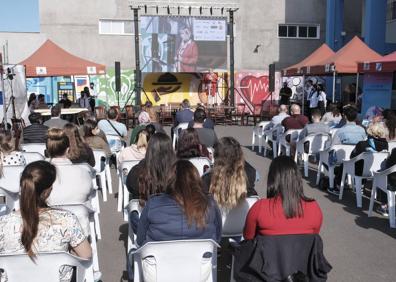 Imagen secundaria 1 - En la foto superior, el equipo emprendedor que quiere montar un hotel pensado para dueños y mascotas. Sobre estas líneas, vista de la feria en el momento en que Gañán se dririge al público. Y al lado, Manuel A. Rodríguez. 