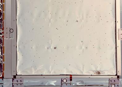 Imagen secundaria 1 - Arriba, un astronauta repara el satélite Solar Max. A la izquierda, un primer plano de un panel de la nave espacial Long Duration Exposure Facility. A la derecha, un agujero creado por escombros orbitales en el STS-007, misión perteneciente al Challenger.