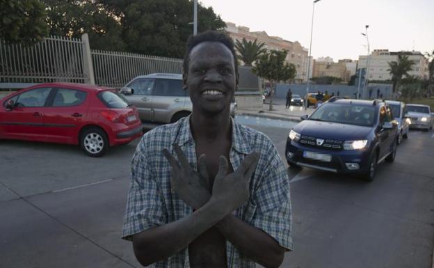 Imagen de uno de los inmigrantes que han logrado saltar este jueves la valla de Melilla. 