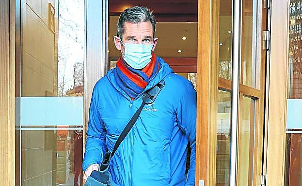 Urdangarin sale del despacho vitoriano Imaz&Asociados donde trabaja desde hace un año. 