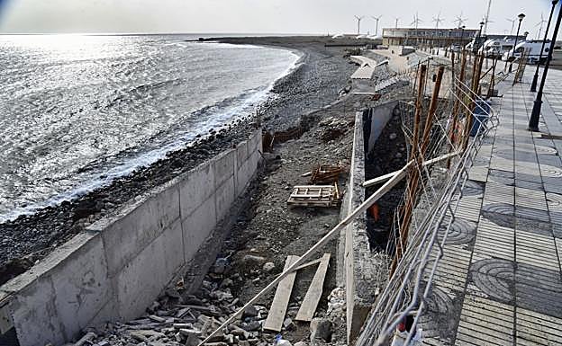 Vista de la rampa de acceso al campo de regatas que se ha quedado a medio construir hasta introducirle varias mejoras. 