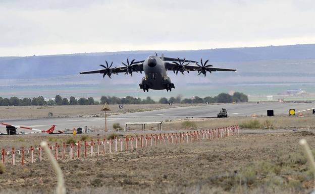 El avión A400-M del Ejército del Aire despega de la base de Los Llanos en Albacete rumbo a Polonia con un cargamento de armas para Ucrania.