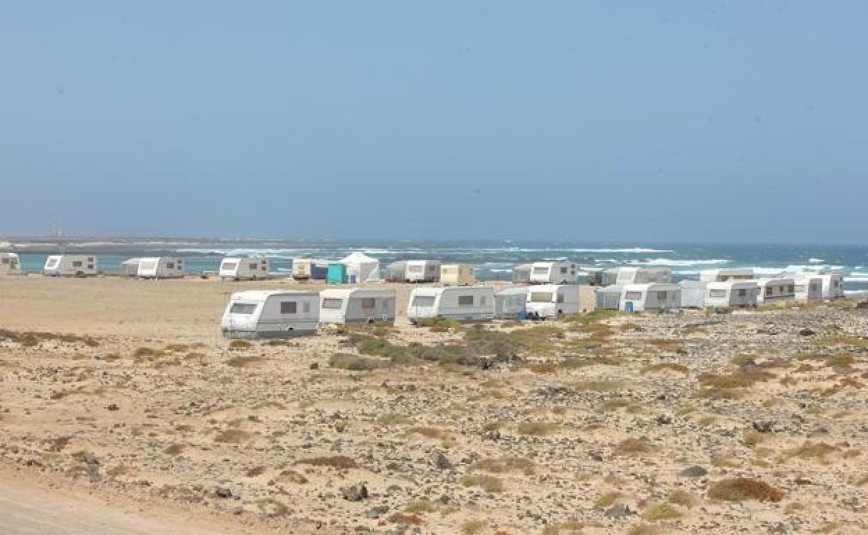 Acampadas entre Majanicho y el faro de El Cotillo, antes de la prohibición en dominio público marítiimo terrestre. 