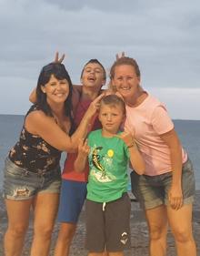 Imagen secundaria 2 - Imágenes de niños ucranianas con sus familias de acogida canarias. 