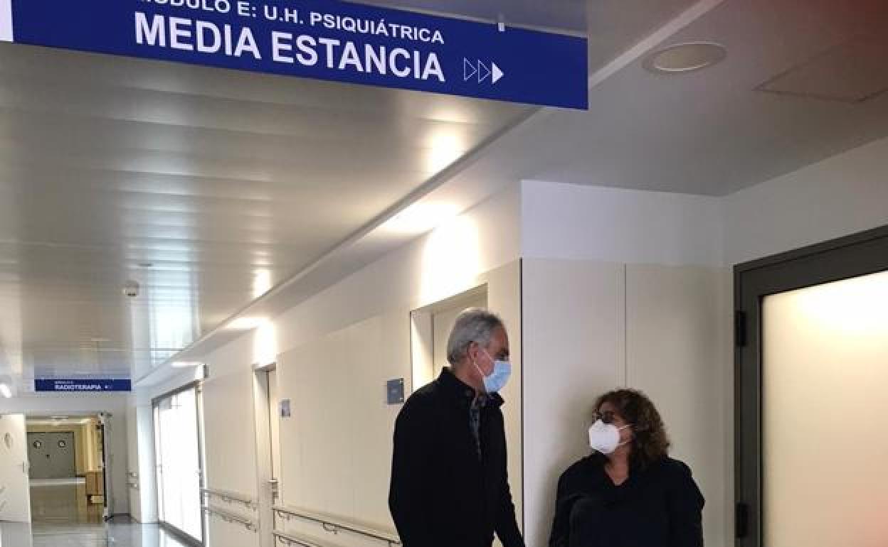 José Luis Rodríguez Cubas y Sandra Celis, gerente del Hospital General, y Sandra Celis, jefa del ára de Salud, en el nuevo servicio. 