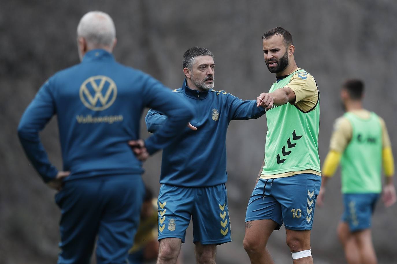 Imagen principal - Pimienta: «En los 13 partidos que quedan vamos a dar un paso adelante»