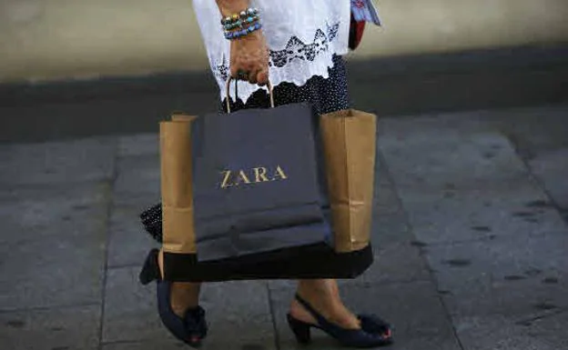 Una mujer con bolsas de Zara. 