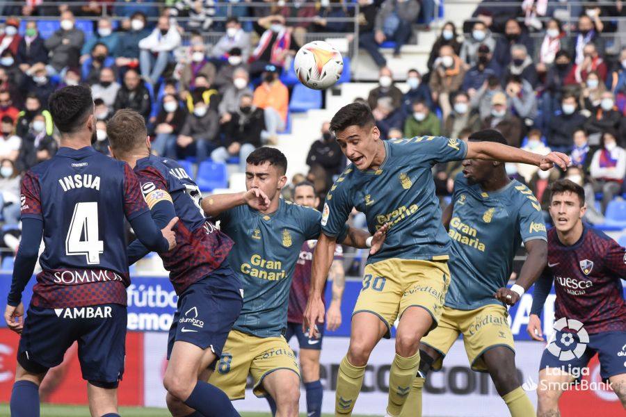 Imagen principal - La UD merece más pero se queda sin premio en Huesca (0-0)