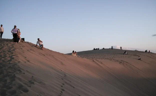 Decenas de personas se sitúan en lo alto de las dunas cada fin de semana para ver atardecer. 
