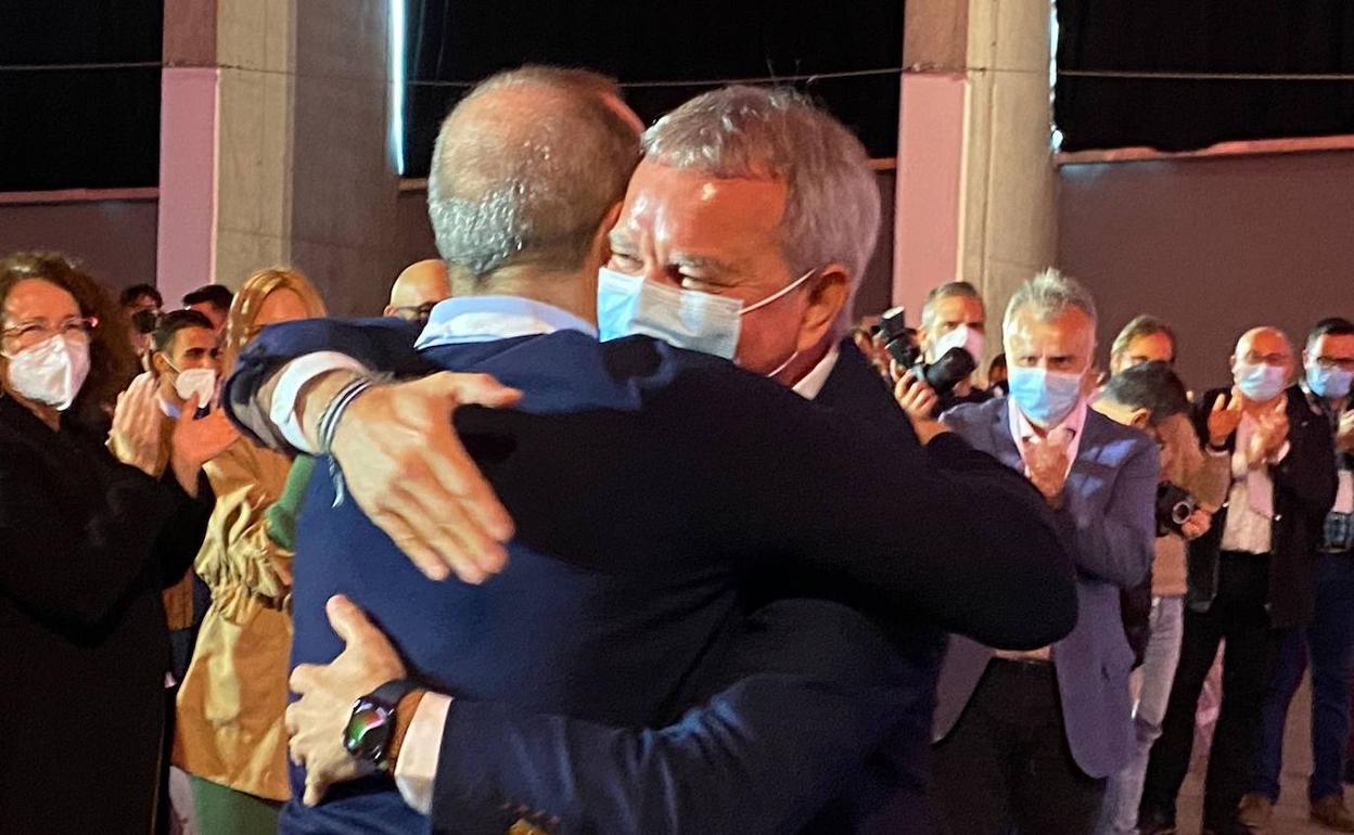 Augusto Hidalgo y Sebastián Franquis se abrazan hoy en el cierre del congreso socialista. 