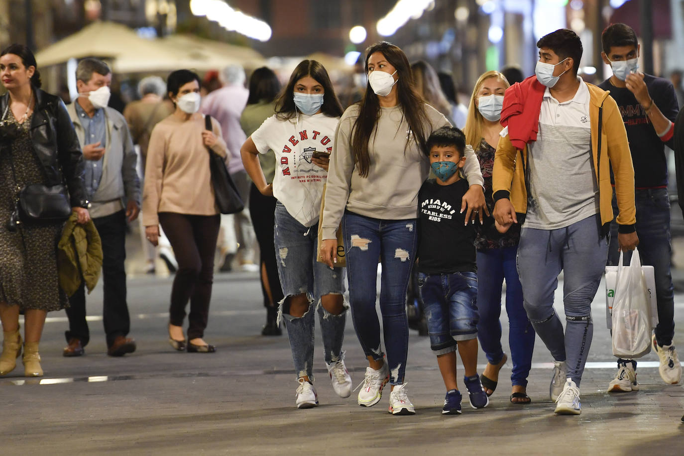 Las mascarillas ya no son obligatorias en el exterior y «muy pronto», según Sánchez, dejarán de serlo en interior. 