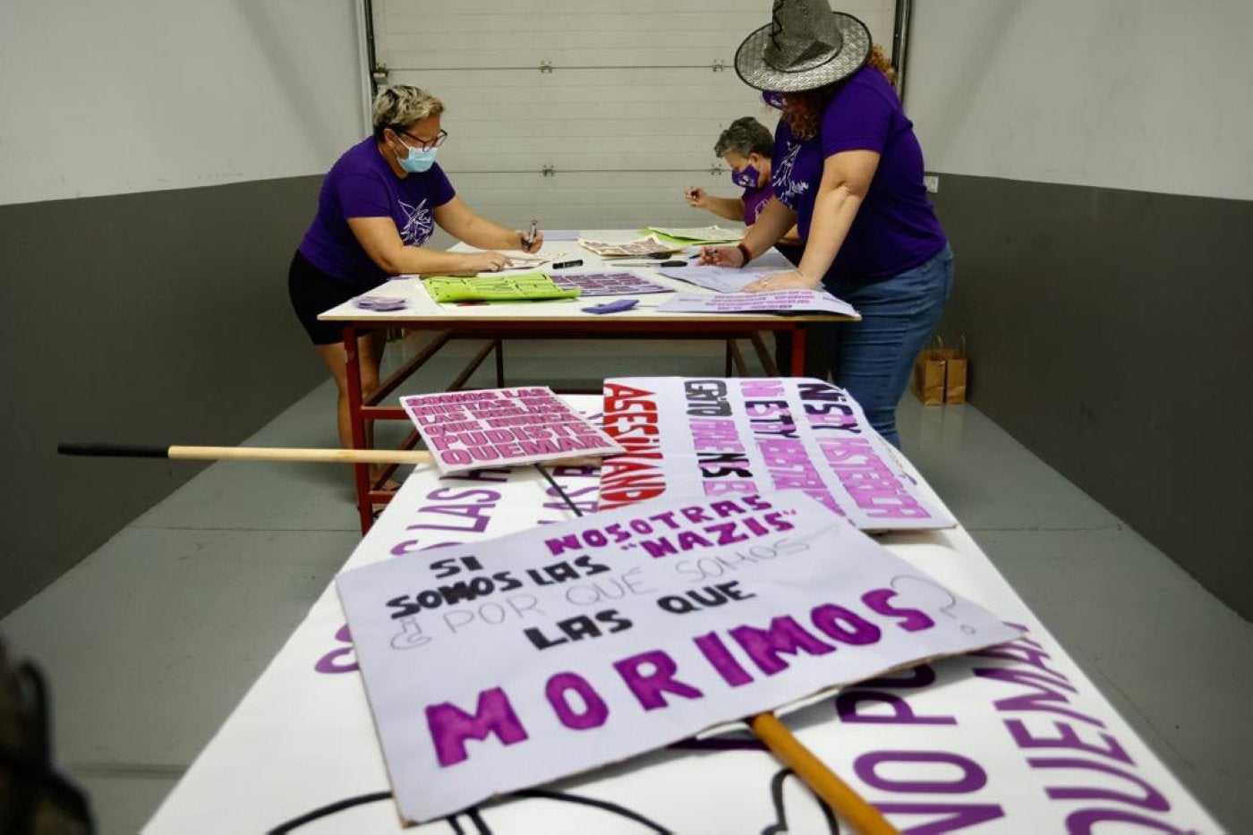 Integrantes del colectivo Liluva de la Red Feminista de Gran Canaria preparando la movilización de hoy. 