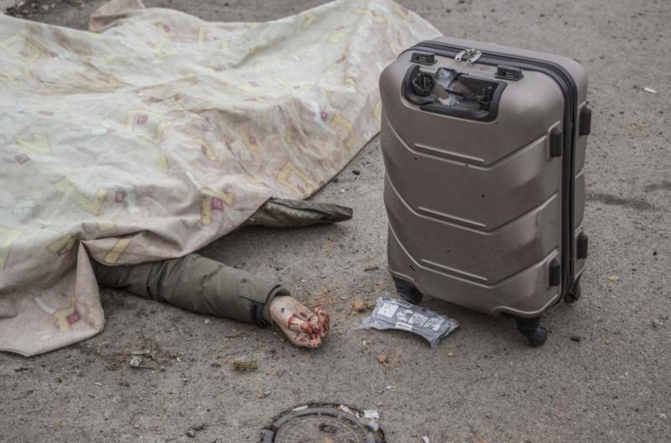 Un cuerpo yace en la ciudad de Irpín después de que las fuerzas rusas no respetasen el corredor humanitario.