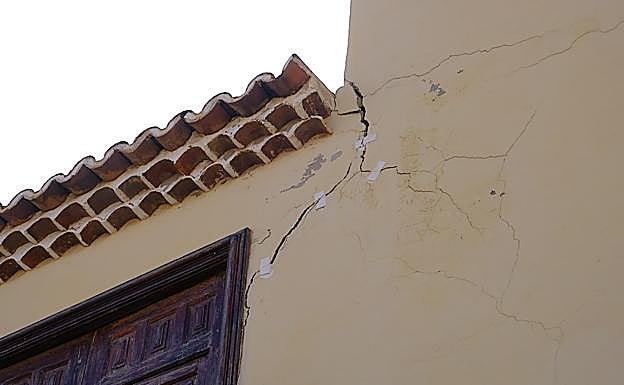 Grietas entre los torreones y las ventanas. 