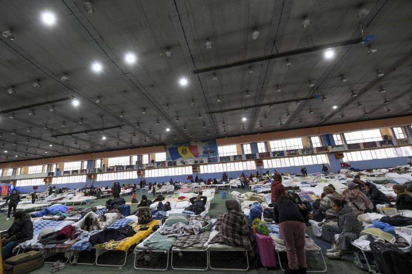 Refugiados descansan en un polideportivo en Kiev.