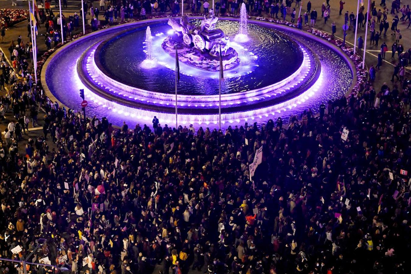 La manifestación por el Día de la Mujer, a su paso por la plaza de Cibeles