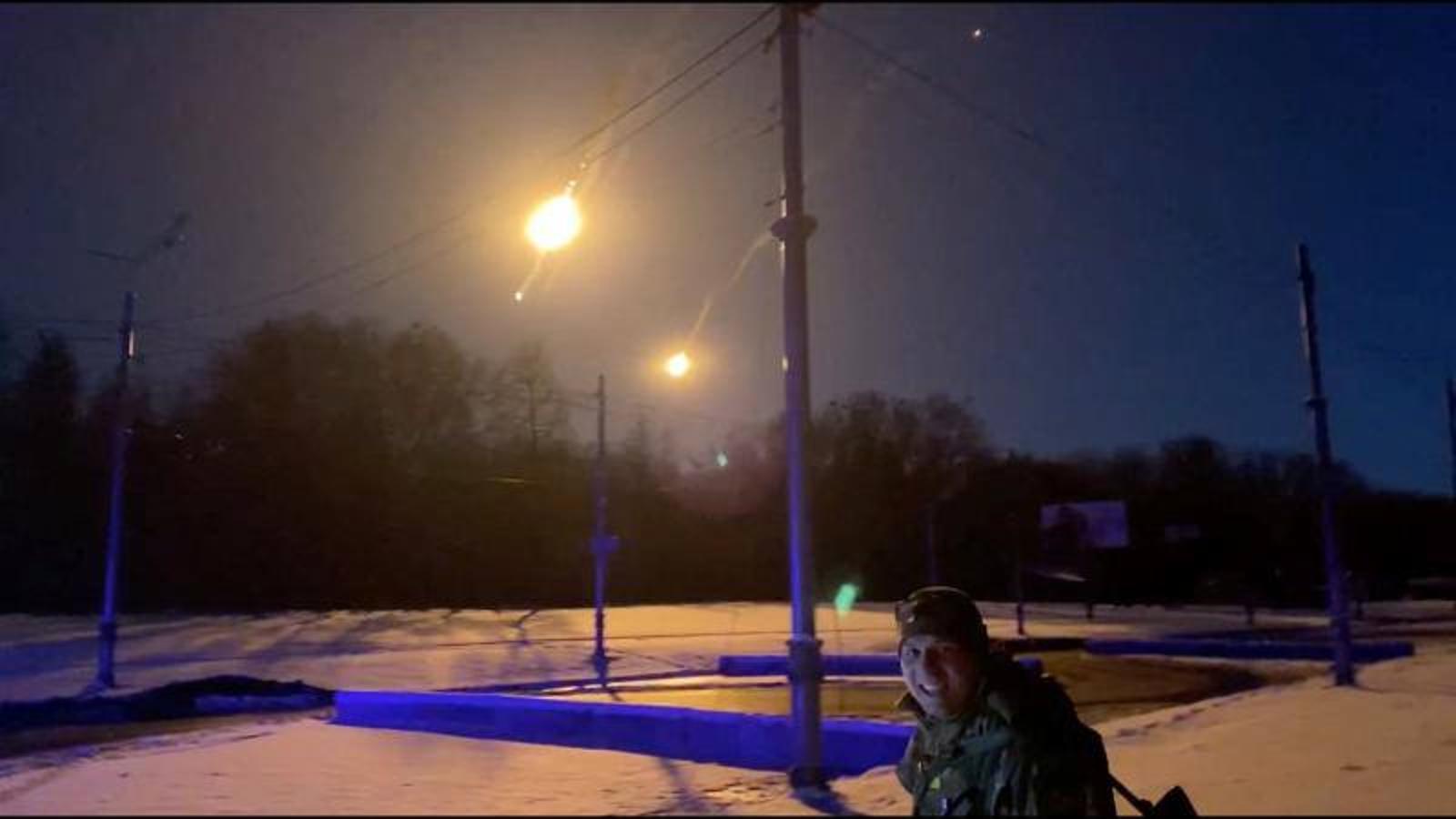 Un soldado ucraniano celebrando que han derribado un avión ruso.
