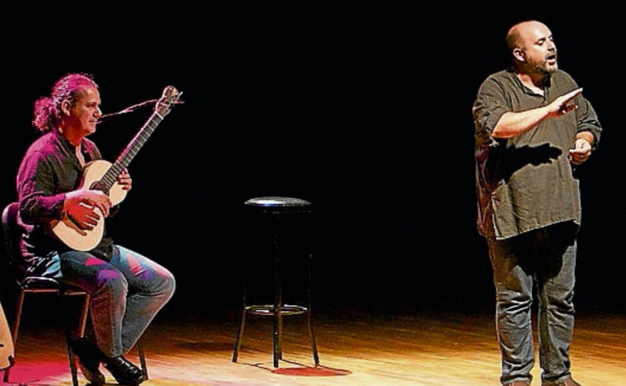 Félix Albo, junto al guitarrista Carlos Oramas, en una imagen de archivo. 