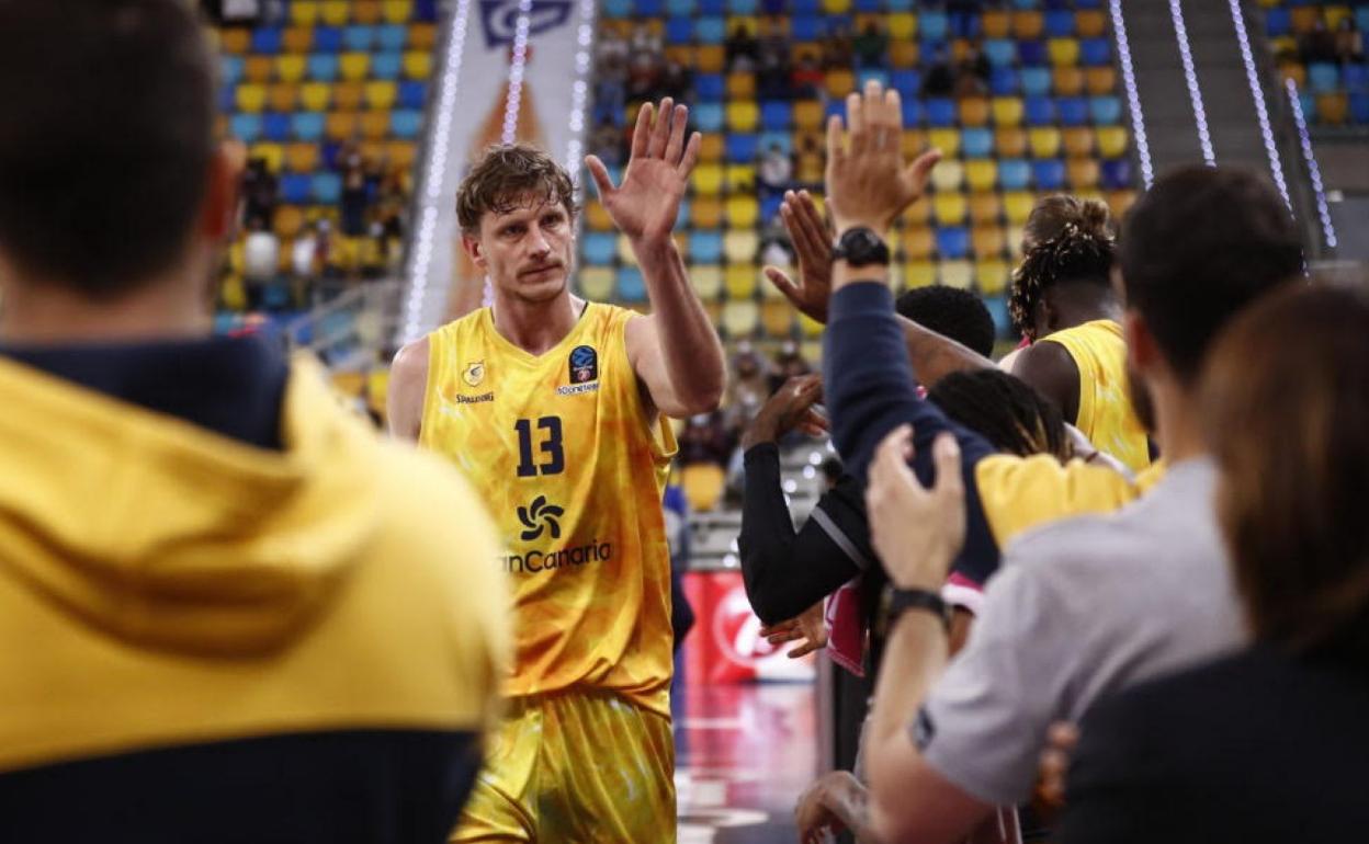 Pustovyi recibió el cariño de su afición en el duelo ante el Bursaspor, y el pívot les respondió con su mejor versión. 