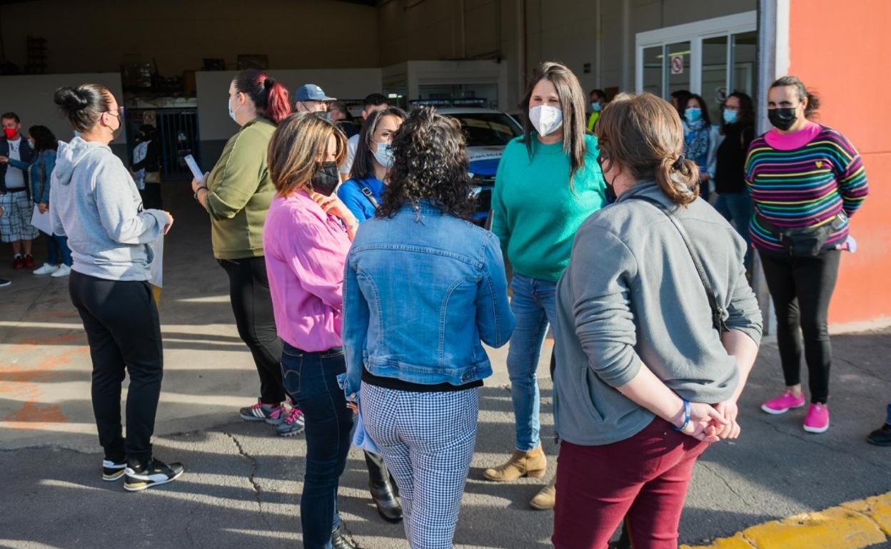 La alcaldesa Esther Hernández y las nuevas empleadas. 