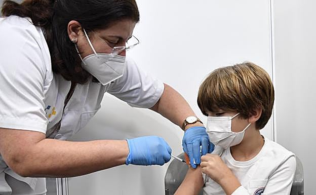 Un niño recibiendo una vacuna en Infecar cuando arrancó la campaña de vacunación pediátrica. 