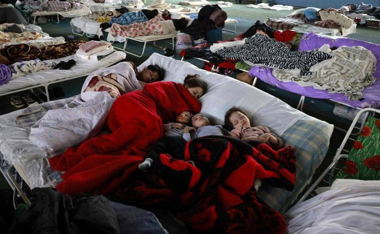 Foto de archivo de niños afectados por la guerra. 