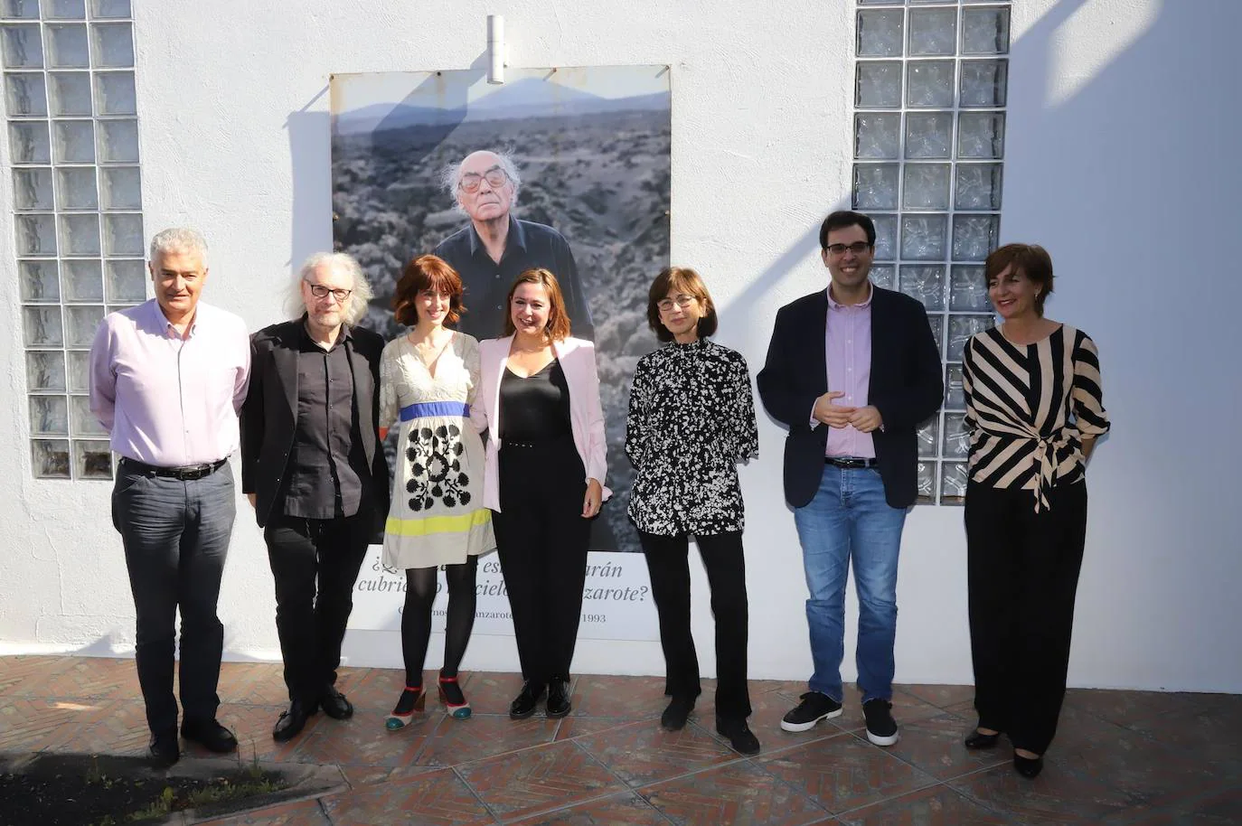 Irene Vallejo y Daniel Mordzinski junto a Pilar del Río y Dolores Corujo, en Lanzarote. 