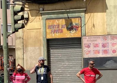 Imagen secundaria 1 - En la imagen superior, imagen del corte de la Avenida Bravo Murillo, en una imagen facilitada por la Policía Local a través de su twitter. Abajo, dos locales de la zona con sus fachadas preparadas para el rodaje. 