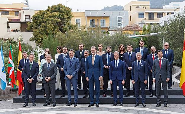Foto de familia antes de comenzar la 26ª Conferencia de Presidentes en la isla de La Palma 