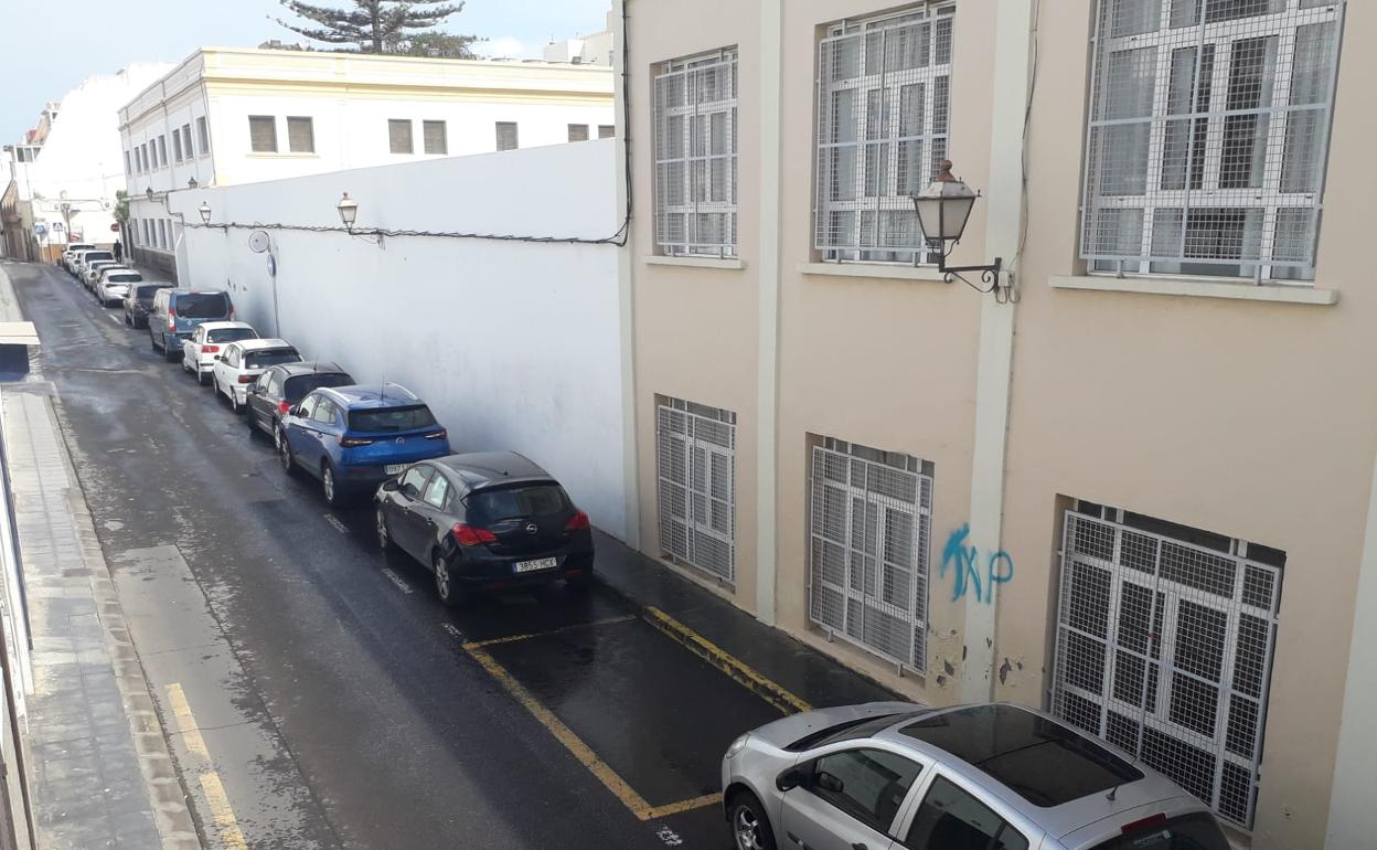Calle con agua dejada por la lluvia en Arrecife. 