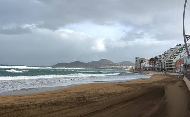 Fuerte oleaje y viento en Las Canteras.