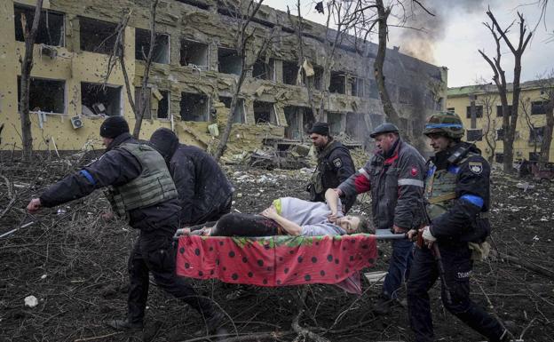Mueren la mujer embarazada y su bebé heridos en el ataque al hospital de Mariúpol
