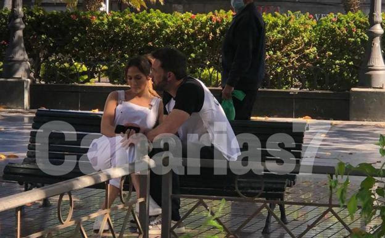 Ben Affleck y Jennifer López, de paseo por el entorno de la plaza de Santa Ana. 