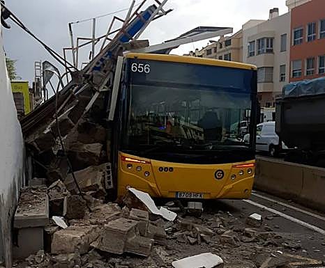Cae un muro con una valla publicitaria sobre una guagua en El Cardón