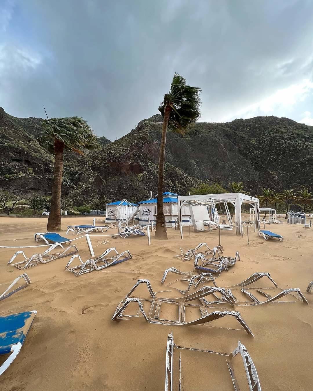 Imagen del estado de las hamacas en la playa de Las Teresitas. 