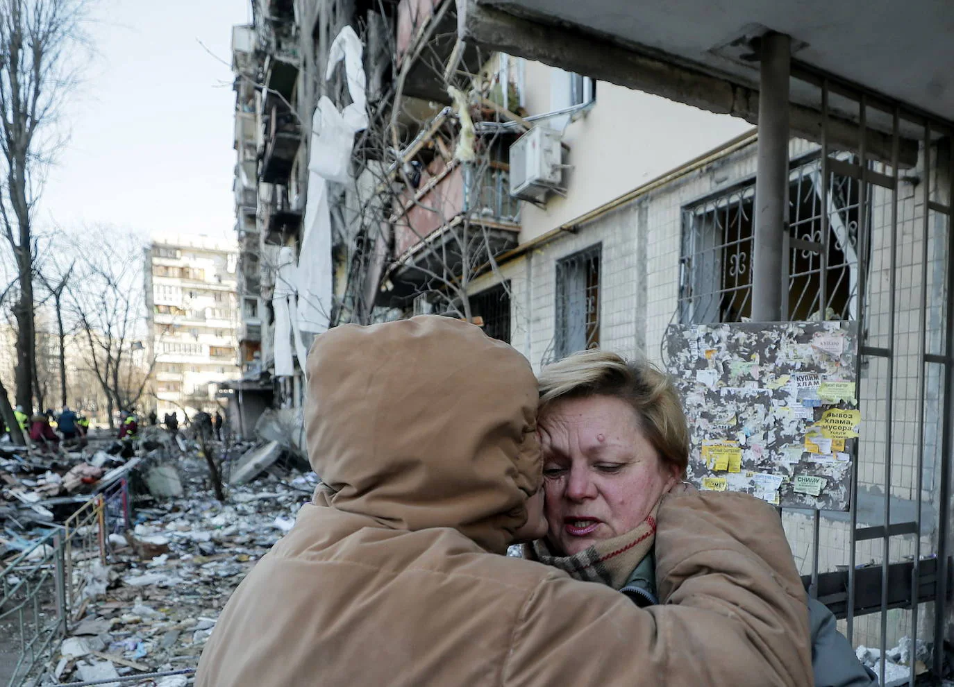 Una mujer es abrazada tras sobrevivir al bombardeo del edificio en el que vívía en Kiev.