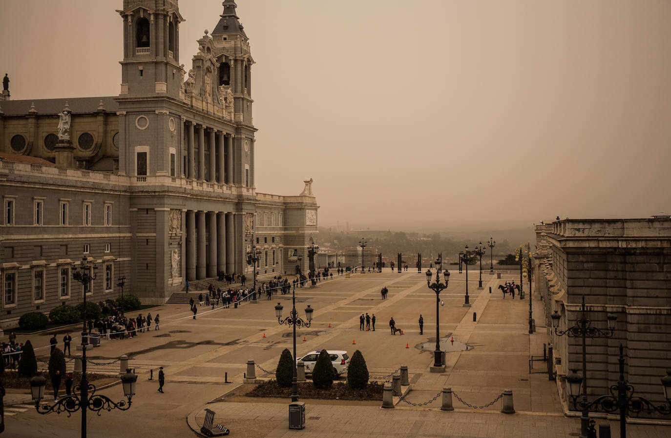 La Catedral de La Almudena de Madrid, junto al Palacio Real, con un aire vintage a causa de la calima