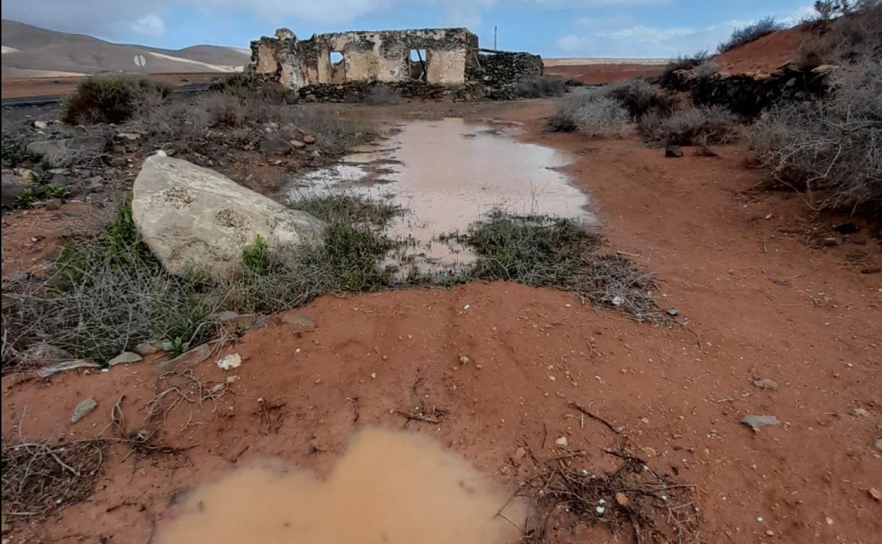Un chubasco pasó por el centro de Fuerteventura.Una casa vieja en Las Cañadas, entre Antigua y el municipio de Betancuria. 