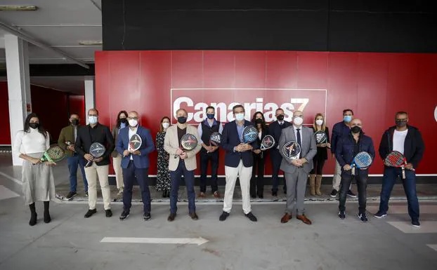 Foto de familia de patrocinadores e instituciones públicas, durante el acto de presentación del torneo, hoy en la sede de CANARIAS7