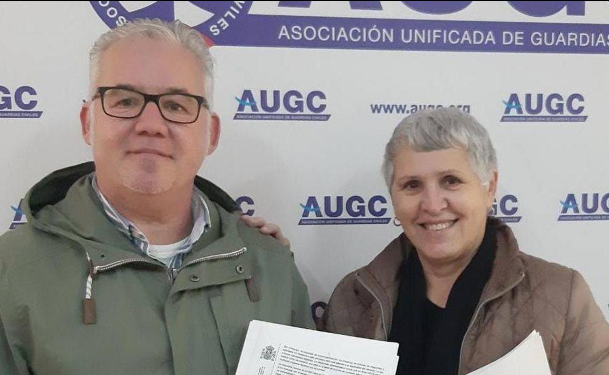 La letrada de AUGC Tenerife Dña. Mª Begoña González Fleytas y el agente recurrente en la sede de Santa Cruz de Tenerife. 